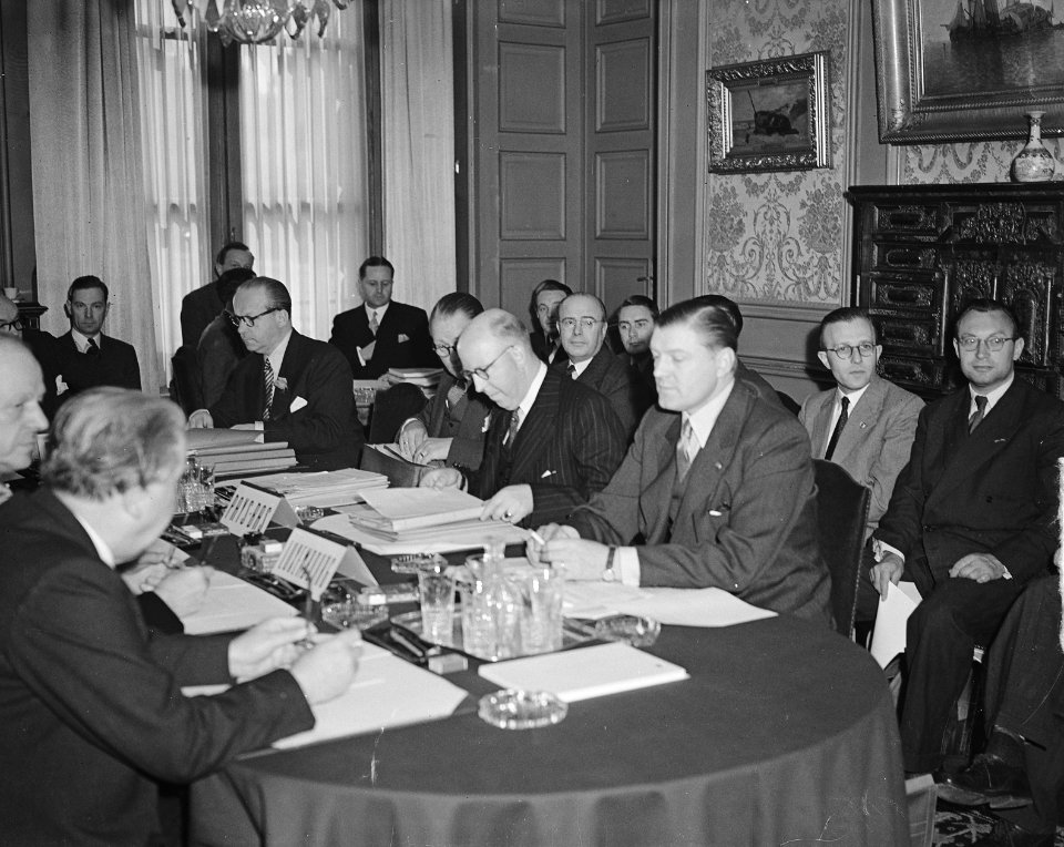 Benelux-conferentie te Brussel. Aan het hoofd van de tafel de Belgische minister, Bestanddeelnr 903-4140