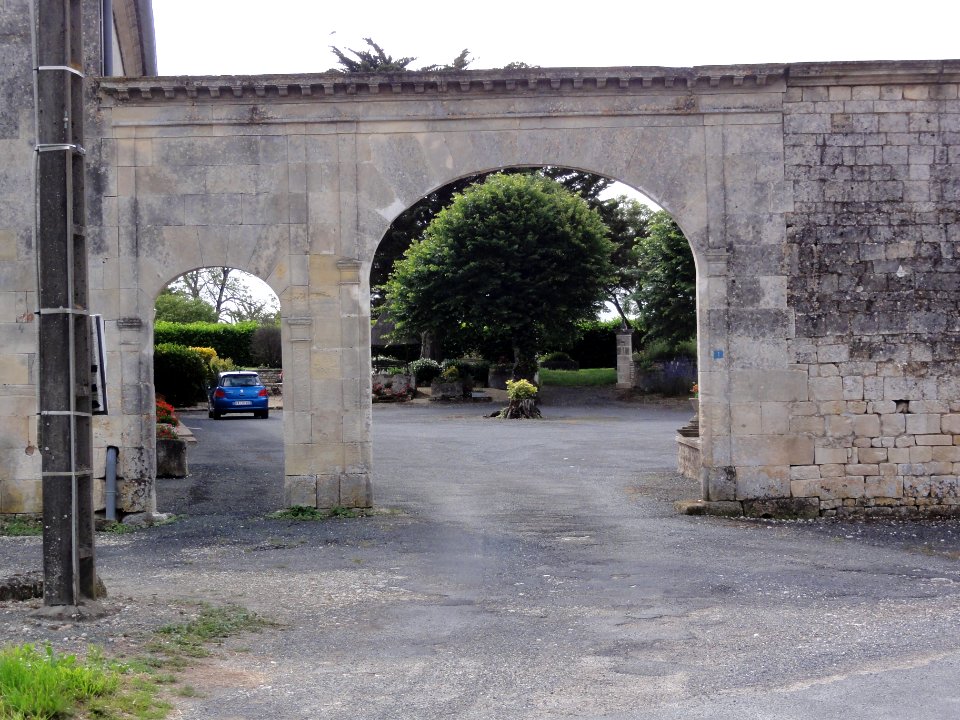 Berneuil (Charente-Maritime) portail d'une ferme-manoir