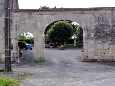 Berneuil (Charente-Maritime) portail d'une ferme-manoir