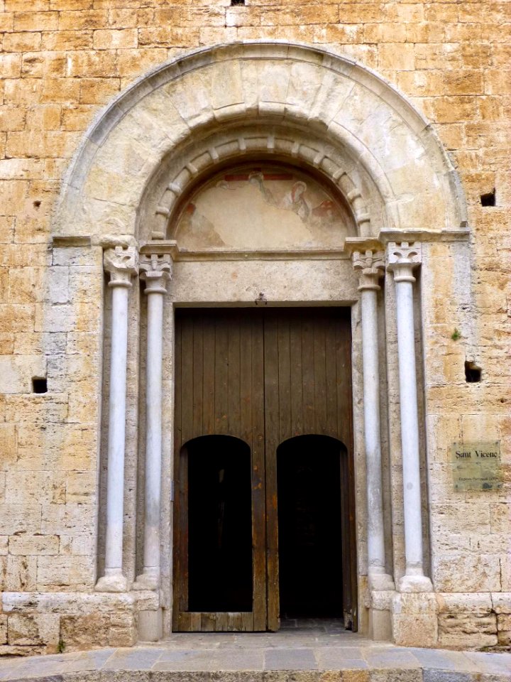 Besalú - Iglesia de Sant Vicenç 11