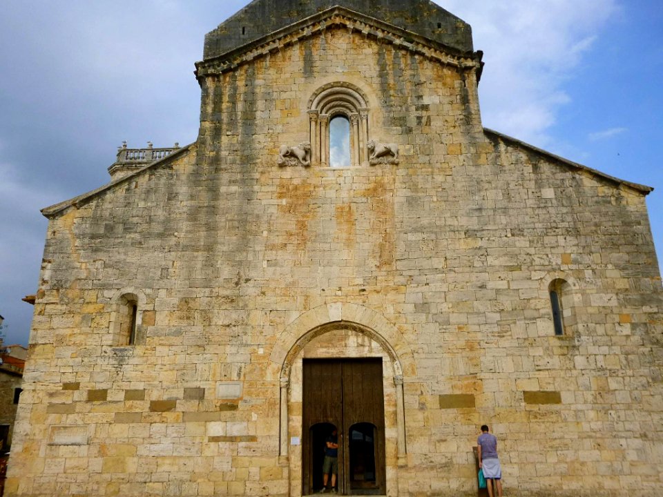 Besalú - Monasterio de Sant Pere 04