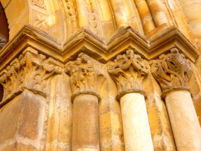 Benavente - Iglesia de San Juan del Mercado, exterior, portadas románicas 14