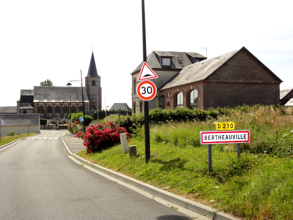 Bertheauville (Seine-Mar.) Grand'Rue (église, mairie-école, entrée)