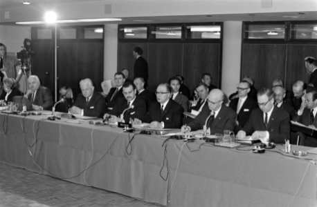 Benelux Regeringsconferentie in Congresgebouw, Den Haag links minister Luns en r, Bestanddeelnr 922-3494