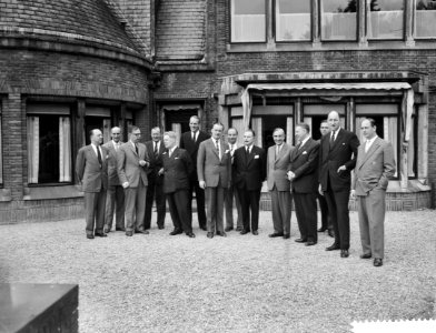 Beneluxconferentie op de Hoge Veluwe , ministers poseren voor de aanvang der con, Bestanddeelnr 910-5561