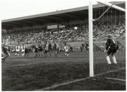 Benefietwedstrijd (voor Nationale Aktie Rwanda) tussen Haarlem en Ajax in het Haarlem Stadion. Ajax wint de wedstrijd met 0 - 7 ()