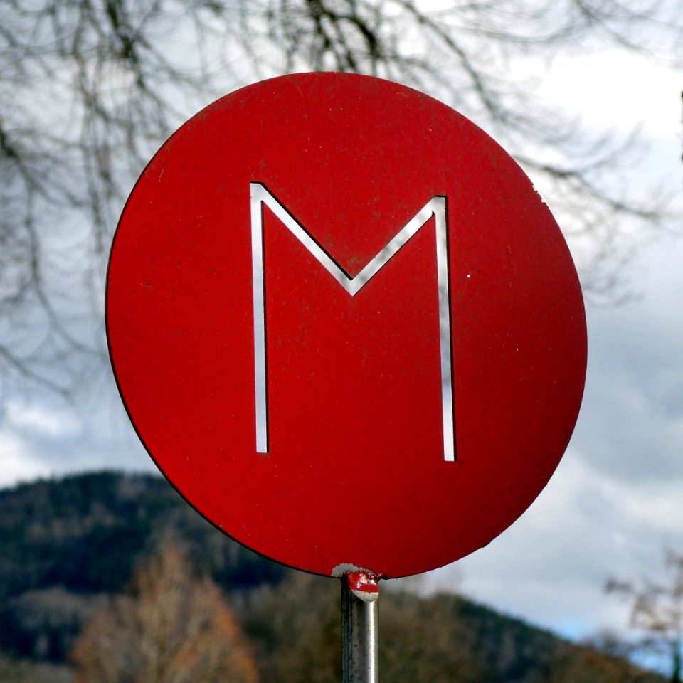 Benediktbeuern, Mitfahrerbank, M-Schild, 1