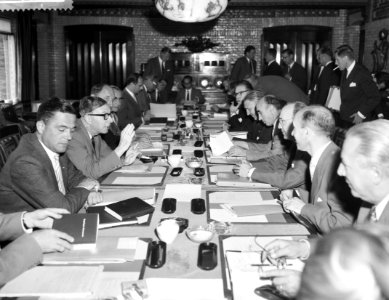 Beneluxconferentie op de Hoge Veluwe , de ministers tijdens de besprekingen, Bestanddeelnr 910-5559