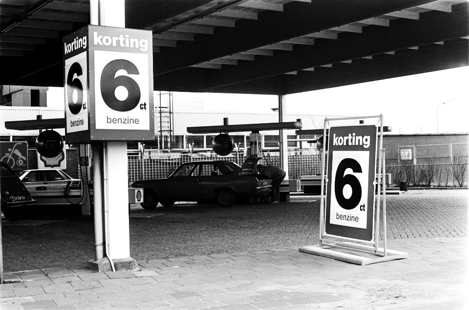 Benzinestation in Amsterdam waar 6 cent korting wordt gegeven (in verband met da, Bestanddeelnr 932-0310