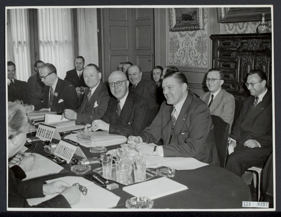 Benelux-conferentie te Brussel. Aan het hoofd van de tafel de Belgische minister, Bestanddeelnr 121-0397