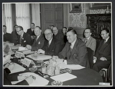 Benelux-conferentie te Brussel. Aan het hoofd van de tafel de Belgische minister, Bestanddeelnr 121-0397