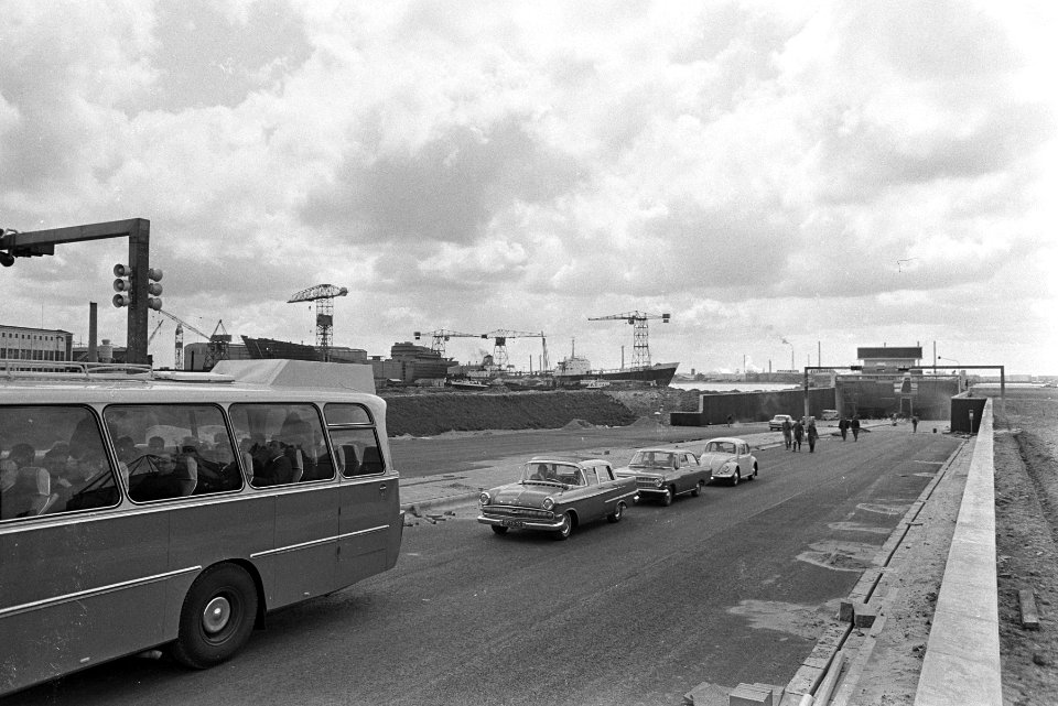 Beneluxtunnel bijna gereed, nummer 16 en 17 bordje Tol-O-Maat, Bestanddeelnr 920-3279