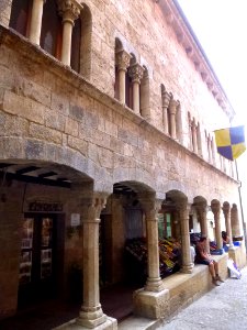 Besalú - Porxos del carrer Bernat Tallaferro (Can Figueres) 2