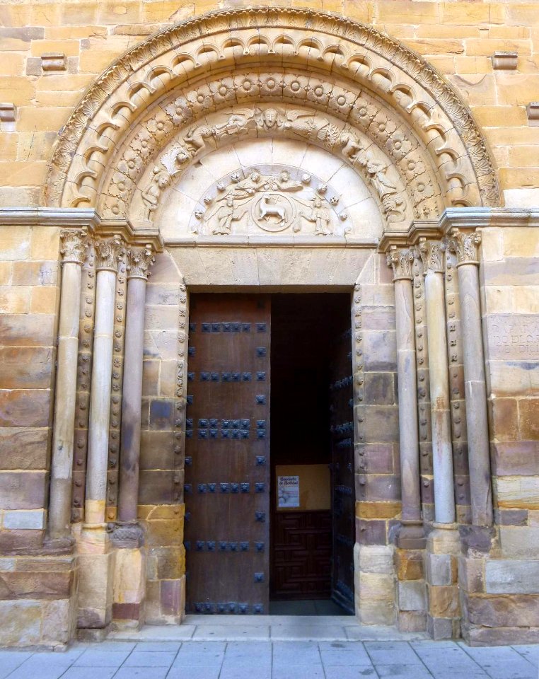 Benavente - Iglesia de Santa María del Azogue, exterior, portadas románicas 10