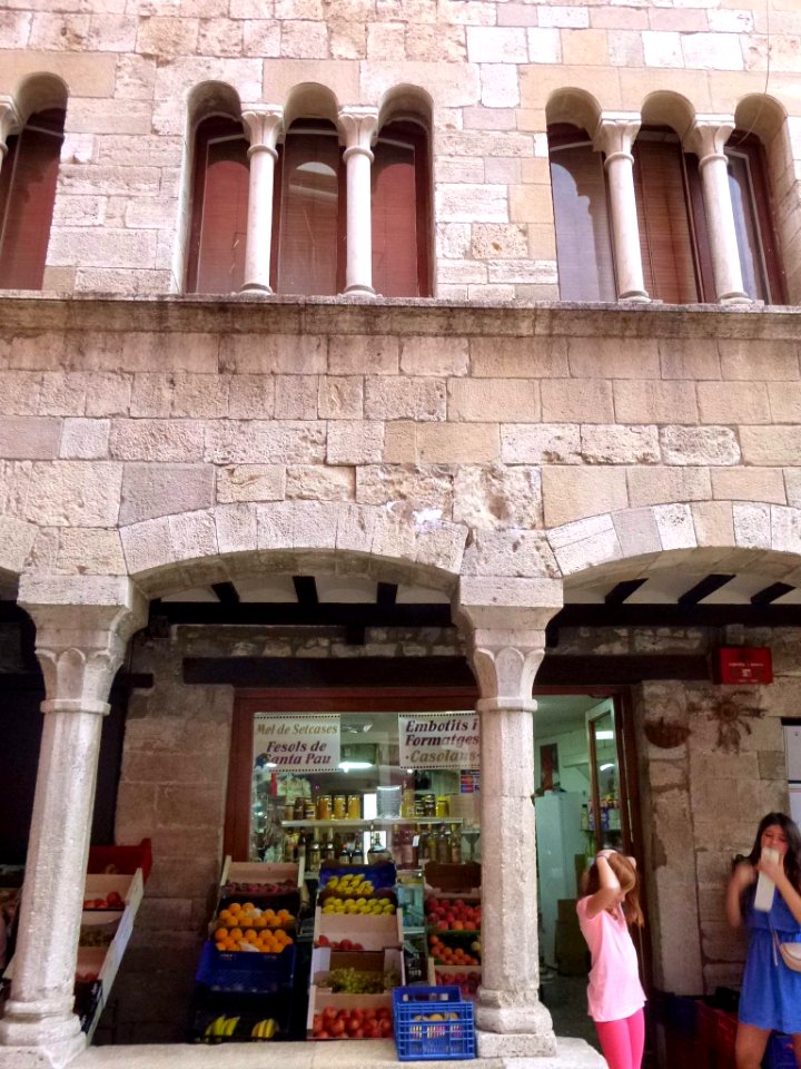 Besalú - Porxos del carrer Bernat Tallaferro (Can Figueres) 1