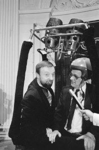 Benefietveiling voor Concertgebouw veilingmeester Van Glerum (r) brengt een bal, Bestanddeelnr 933-2776