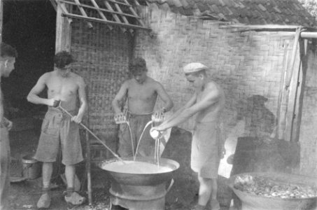 Bereiding van een maaltijd. Een van de mannen draagt klompen, Bestanddeelnr 1-5-6