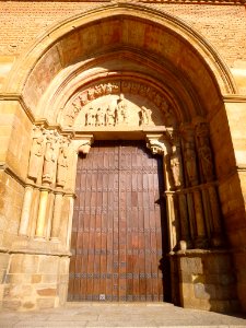 Benavente - Iglesia de San Juan del Mercado, exterior, portadas románicas 01