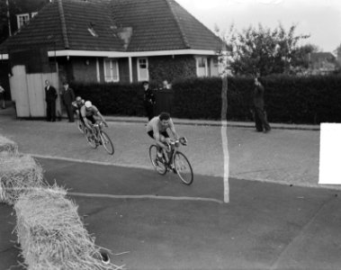 Benelux wielerwedstrijd eindsprint Masten - Snijders, Bestanddeelnr 904-0102