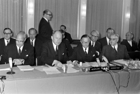 Benelux Regeringsconferentie in Congresgebouw, Den Haag links minister Luns en r, Bestanddeelnr 922-3492