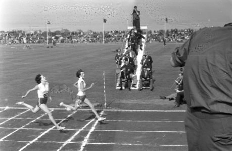 Benelux tegen Frankrijk, atletiek, Frans Luitjes (rechts met mejuffrouw M Dupur, Bestanddeelnr 916-8208