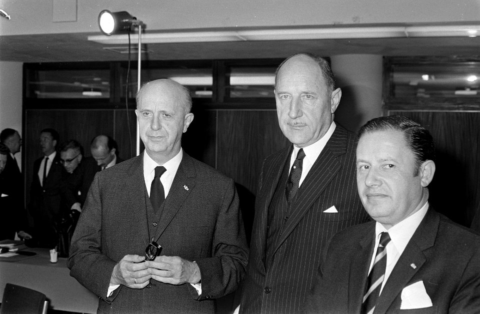 Benelux Regeringsconferentie in Congresgebouw, Den Haag vlnr Harmel (minister Bu, Bestanddeelnr 922-3490
