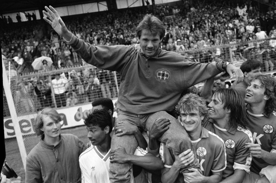 Benefietwedstrijd voor Rob de Wit (Ajax) in Amsterdam Rob de Wit op de schouder, Bestanddeelnr 934-2553