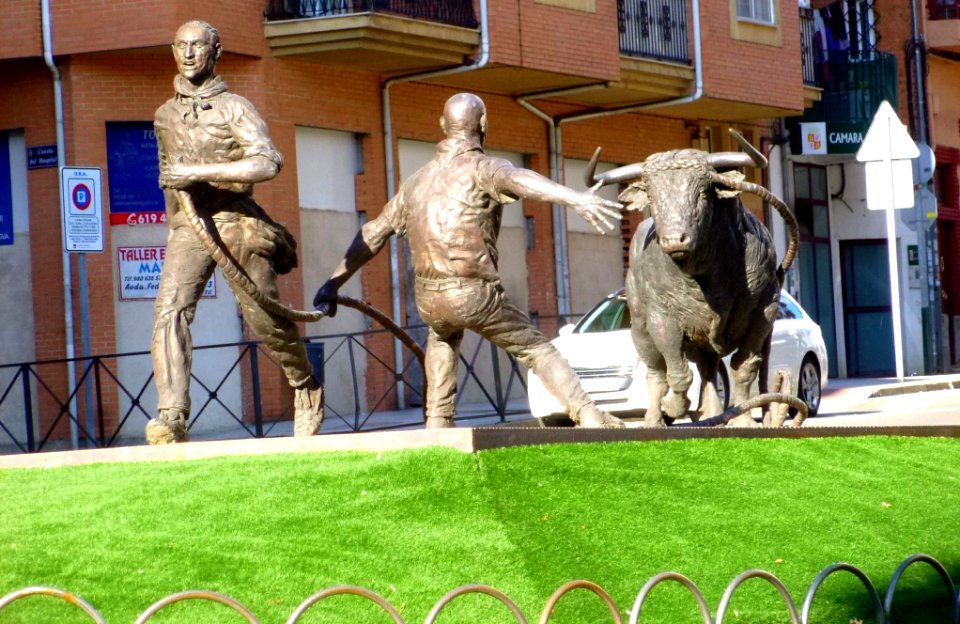 Benavente - Monumento al Toro Enmaromado 2