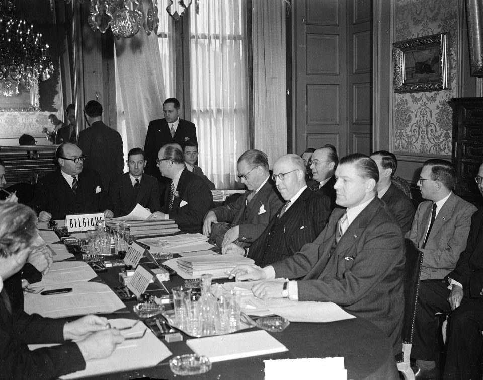 Benelux-conferentie te Brussel. Aan het hoofd van de tafel de Belgische minister, Bestanddeelnr 903-4141