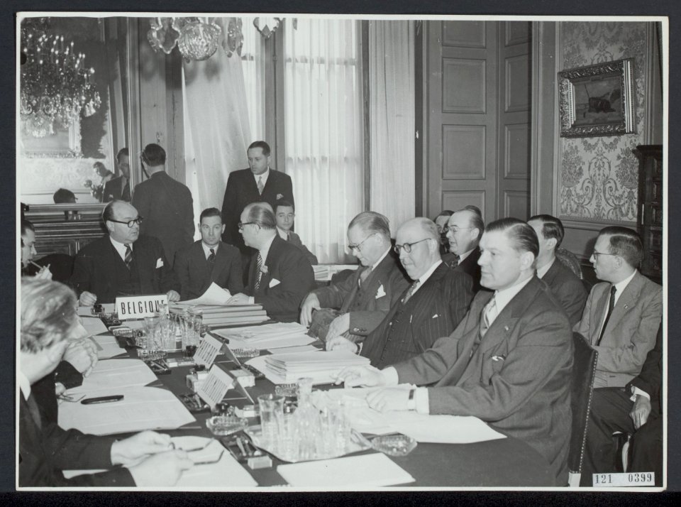 Benelux-conferentie te Brussel. Aan het hoofd van de tafel de Belgische minister, Bestanddeelnr 121-0399