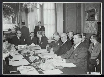 Benelux-conferentie te Brussel. Aan het hoofd van de tafel de Belgische minister, Bestanddeelnr 121-0399