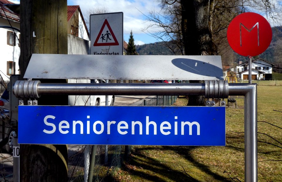 Benediktbeuern, Mitfahrerbank, Zielschilder, 1