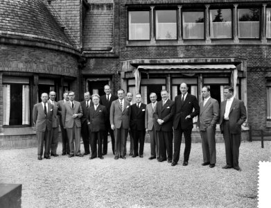 Beneluxconferentie op de Hoge Veluwe , ministers poseren voor de aanvang der con, Bestanddeelnr 910-5560