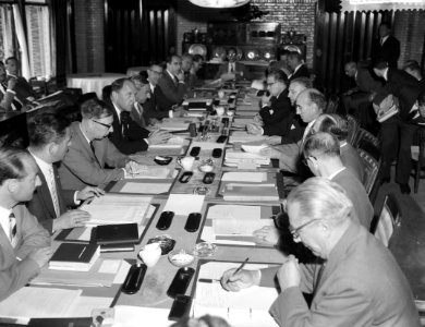 Beneluxconferentie op de Hoge Veluwe , de ministers tijdens de besprekingen, Bestanddeelnr 910-5558