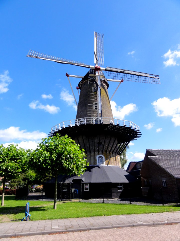 Beneden-Leeuwen molen De Wielewaal