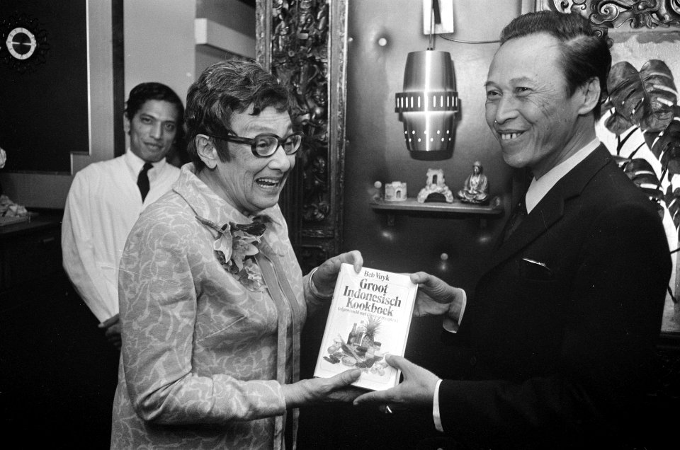 Bep Vuyk geeft exemplaar van haar Groot Indonesisch Kookboek aan waarnemend amba, Bestanddeelnr 926-7404