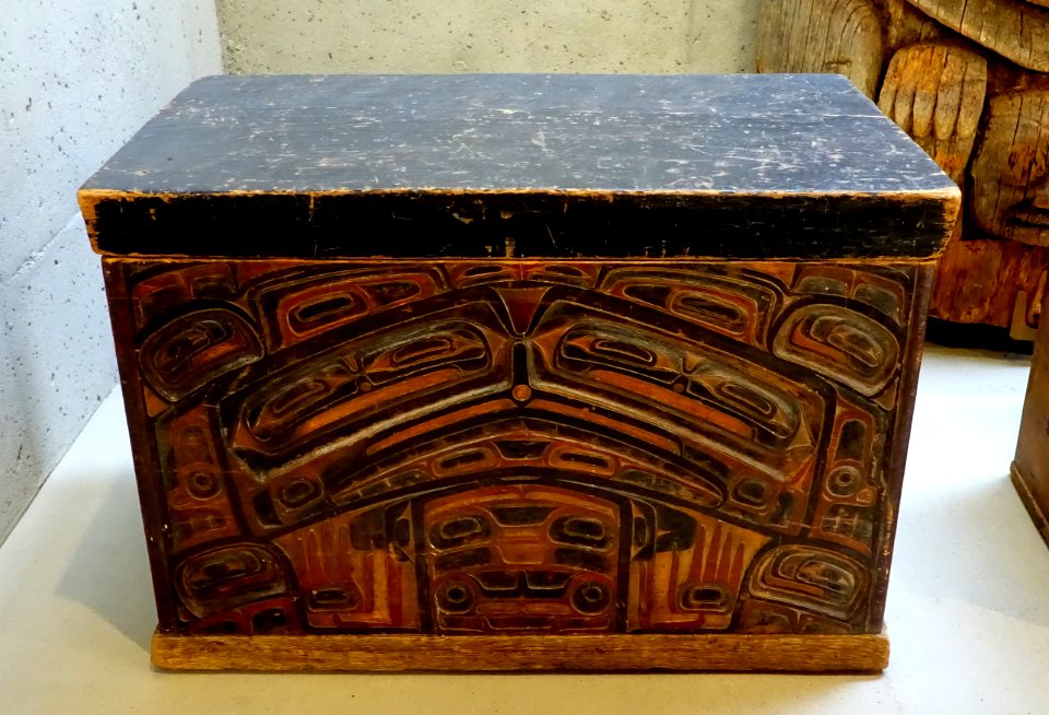 Bentwood chest, Haida, Haida Gwaii, British Columbia, c. 1850, yellow and red cedar - Museum of Anthropology, University of British Columbia - DSC08725