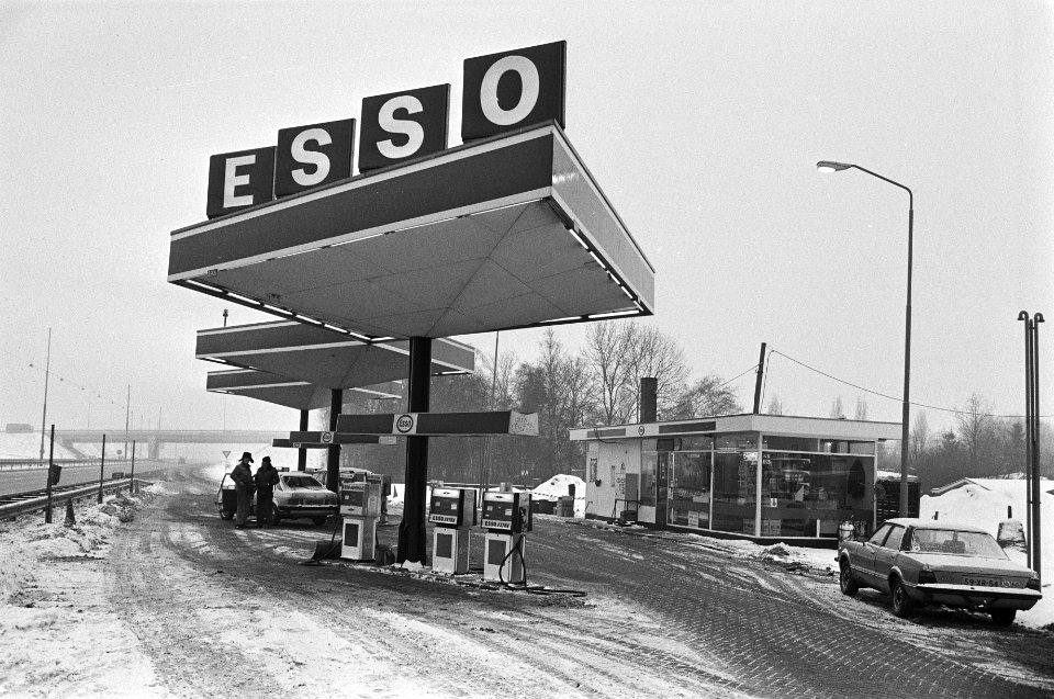 Benzine goedkoper (tot 10 cent). Esso-tankstation in Amsterdam, auto voltanken, Bestanddeelnr 931-8794