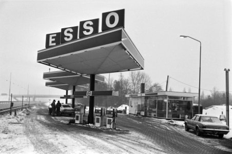 Benzine goedkoper (tot 10 cent). Esso-tankstation in Amsterdam, auto voltanken, Bestanddeelnr 931-8794