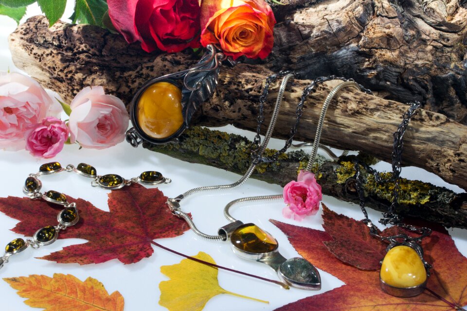 Roses bracelet leaves