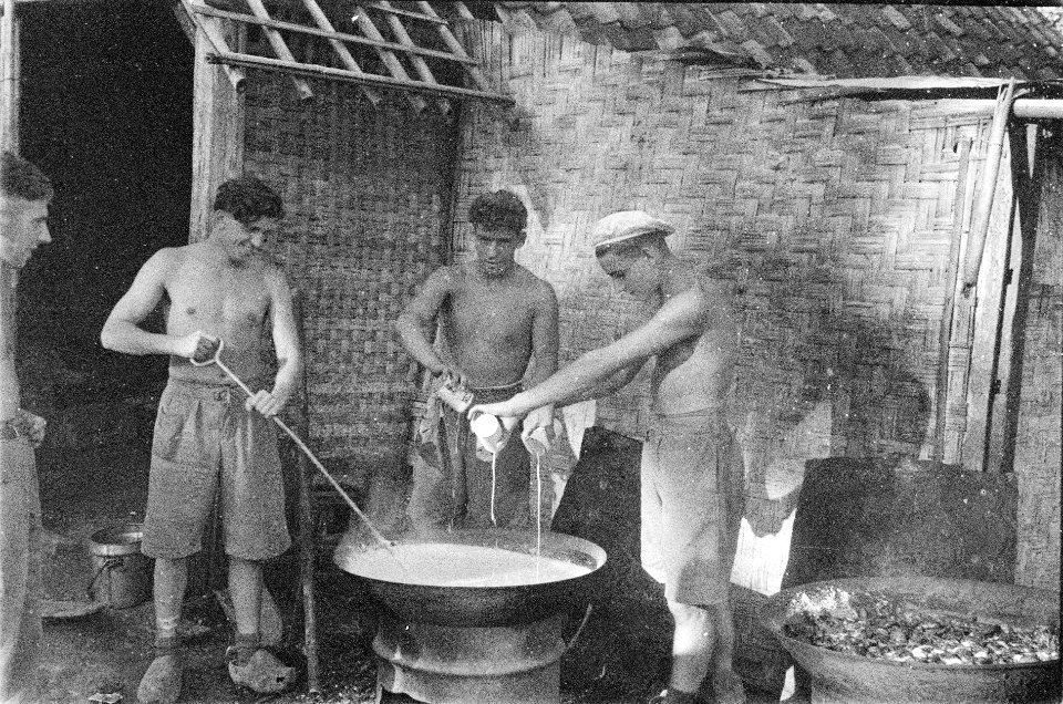 Bereiding van een maaltijd Een van de mannen draagt klompen, Bestanddeelnr 1-4-1
