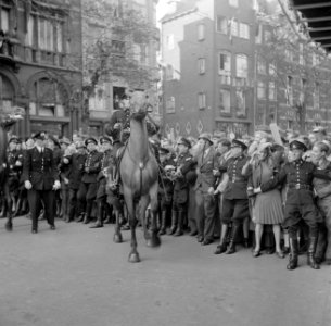 Bereden en onbereden politiemannen trachten de menigte in bedwang te houden. Ged, Bestanddeelnr 255-7159