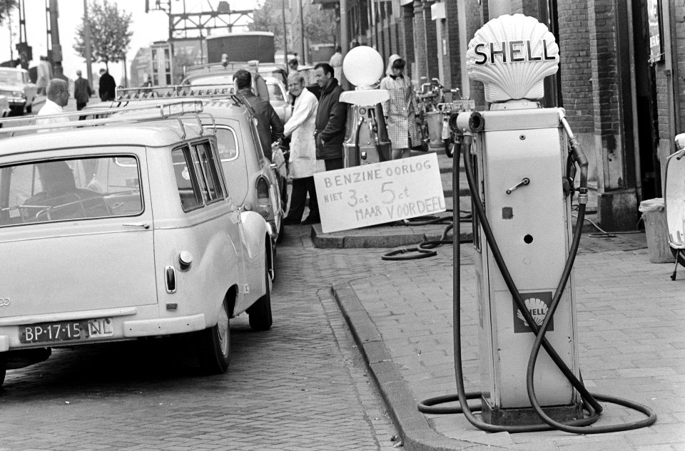 Benzine-oorlog, de witte pomphouder op Baarsjesweg, naast Shellpomp waar het erg, Bestanddeelnr 919-2090