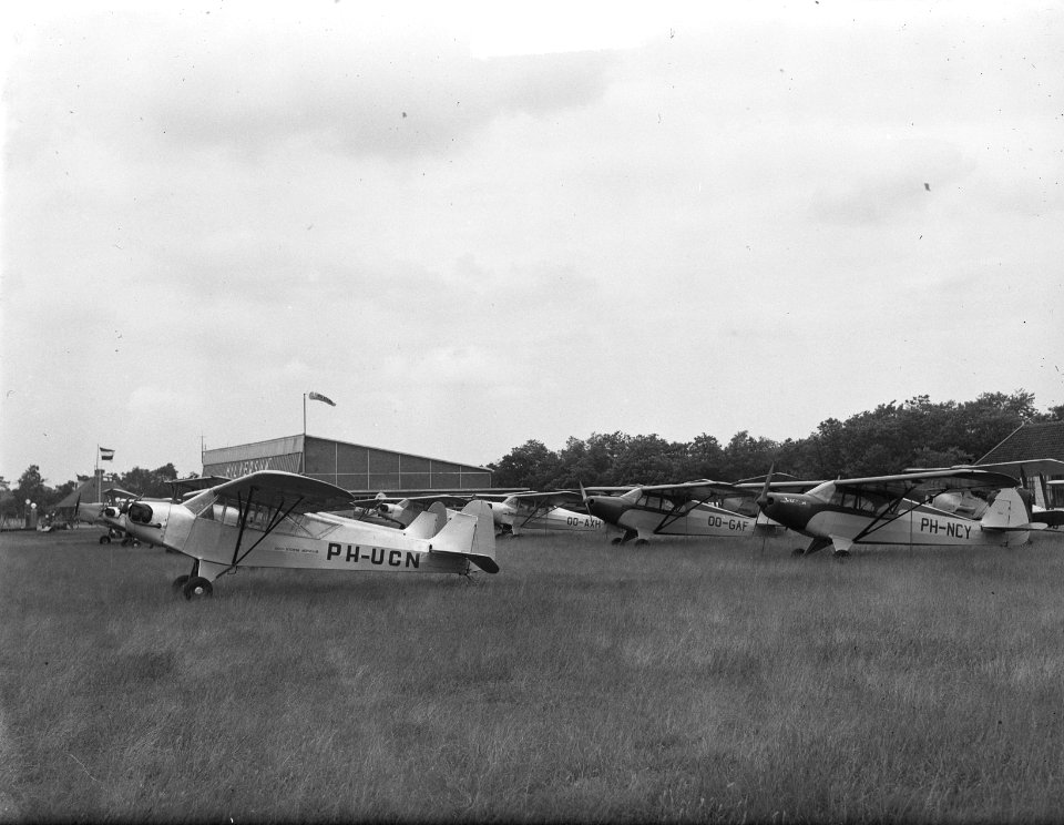 Benelux rondvlucht aankomst Hilversum, Bestanddeelnr 904-0216