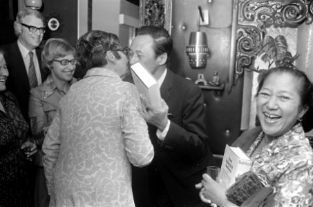 Bep Vuyk geeft exemplaar van haar Groot Indonesisch Kookboek aan waarnemend amba, Bestanddeelnr 926-7405