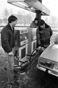 Benzine goedkoper (tot 10 cent). Esso-tankstation in Amsterdam, auto voltanken, Bestanddeelnr 931-8795