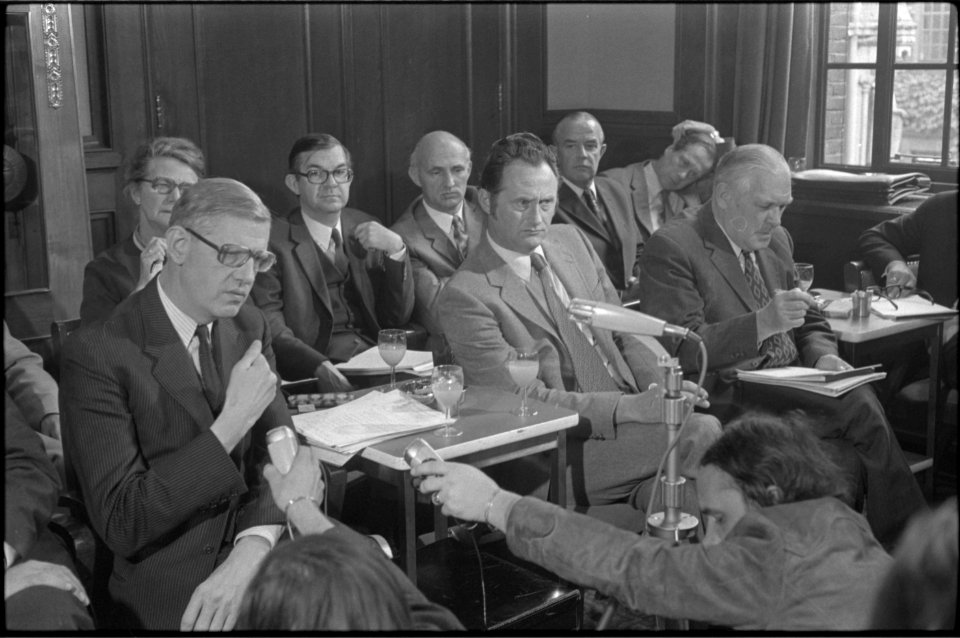 Berend Jan Udink beantwoordt vragen tijdens persconferentie over huisvestingsproblematiek gastarbeiders 1972