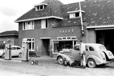 Benzinepomp en fietsenwinkel Salet aa de Zandstraat 124 te Beneden-Leeuwen (rui…, Bestanddeelnr 170-2217