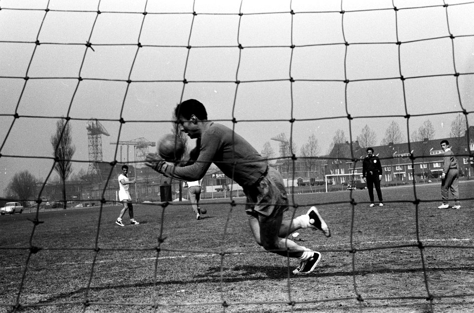 Benfica traint op bijvelden Feijenoord, keeper Pereira tijdens een oefenpartijtj, Bestanddeelnr 915-0214