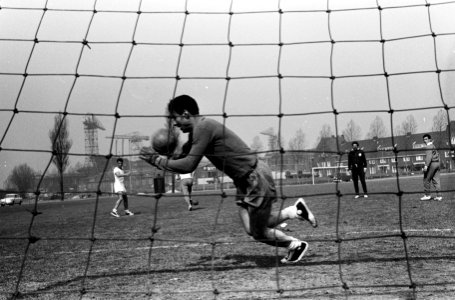 Benfica traint op bijvelden Feijenoord, keeper Pereira tijdens een oefenpartijtj, Bestanddeelnr 915-0214